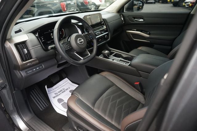 2025 Nissan Pathfinder Platinum