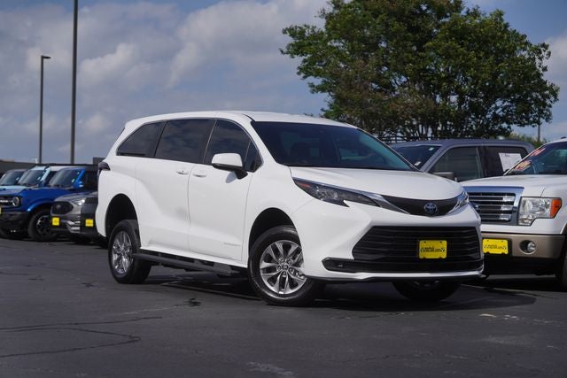 2025 Toyota Sienna LE 8 Passenger