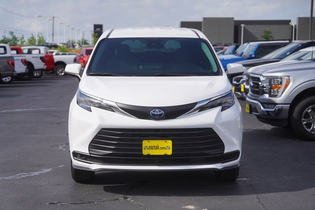 2025 Toyota Sienna LE 8 Passenger