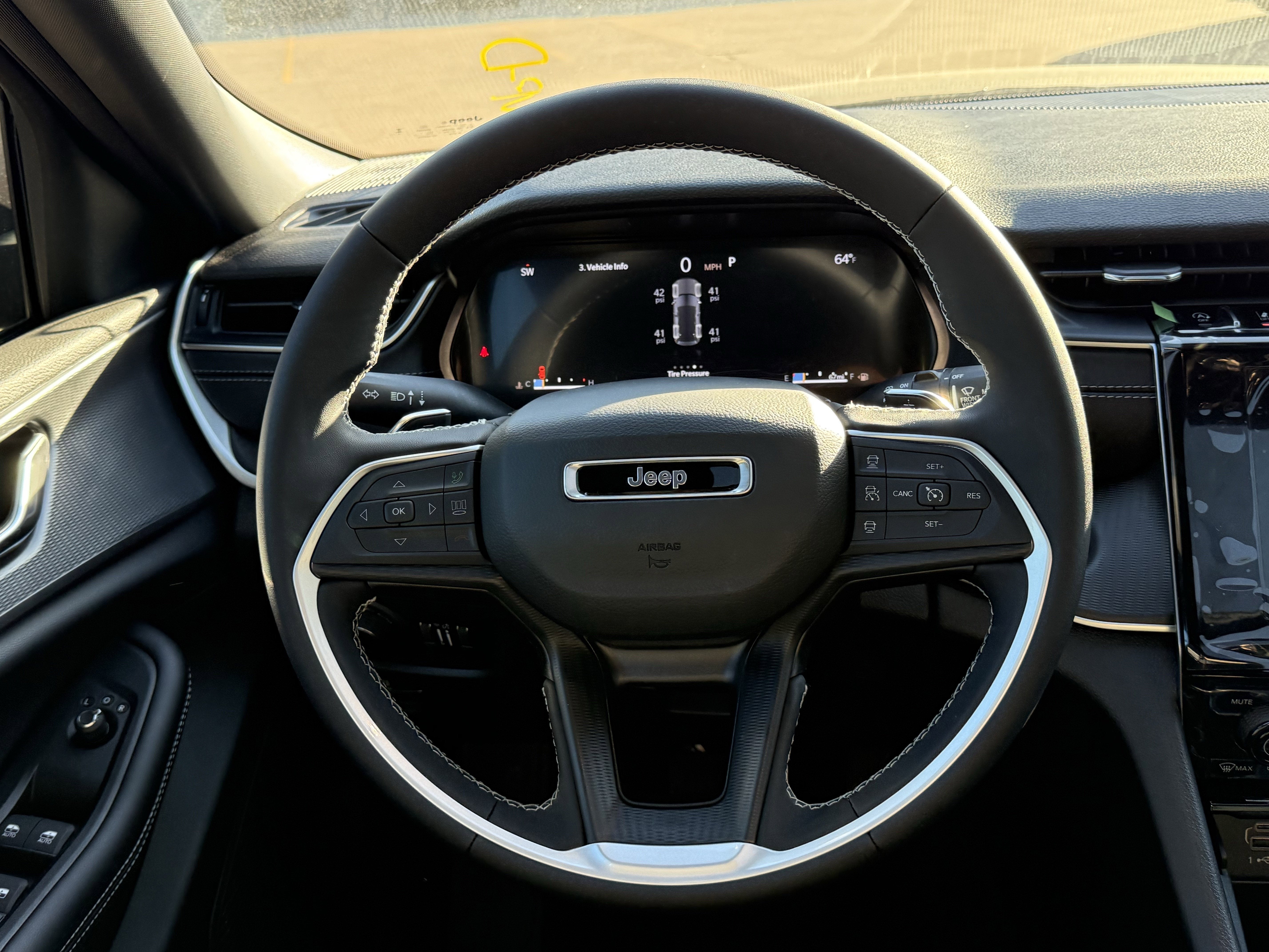 2025 Jeep Grand Cherokee GRAND CHEROKEE LAREDO X 4X4