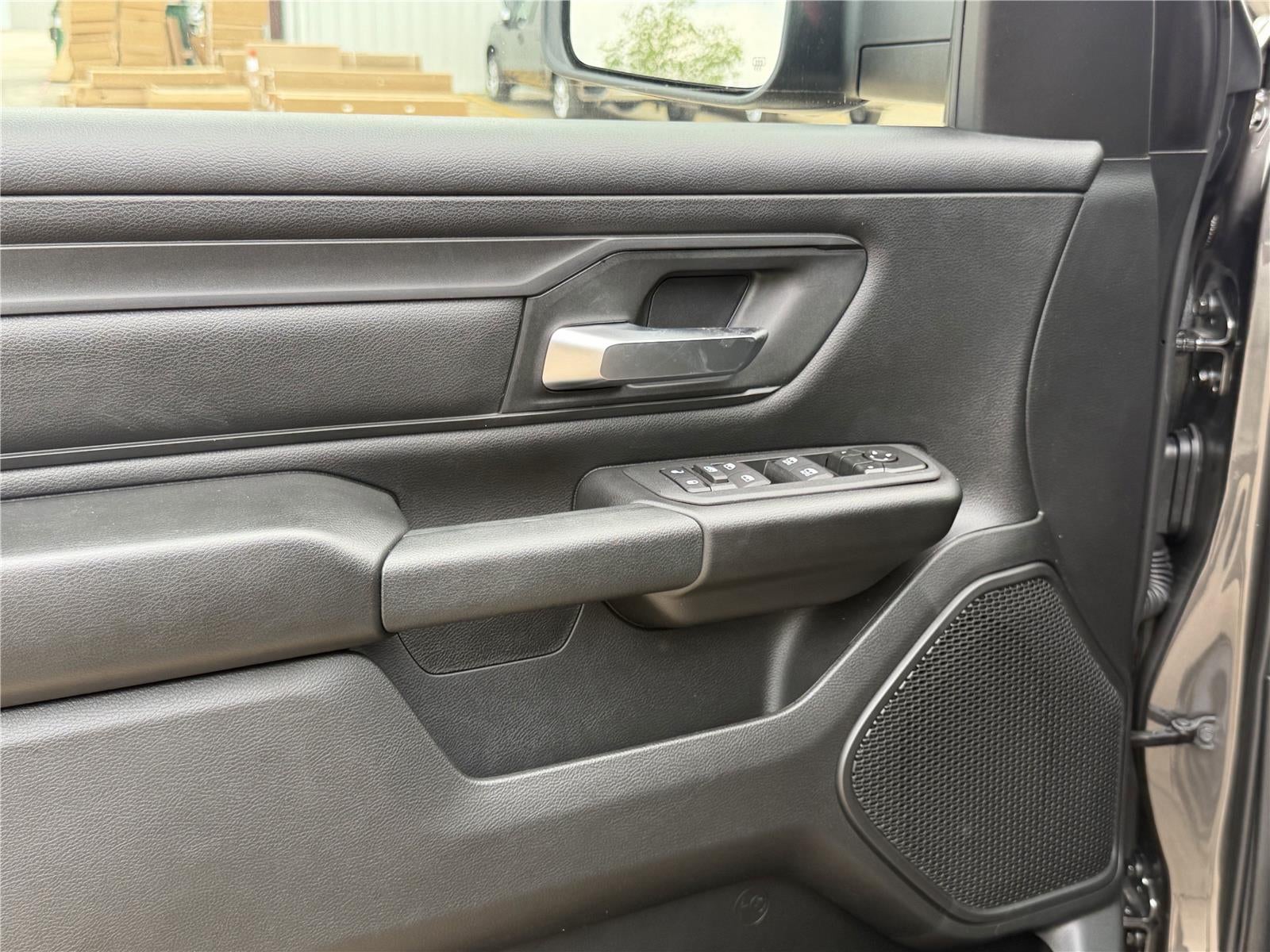 2026 RAM 1500 EXPRESS CREW CAB 4X4 5'7' BOX