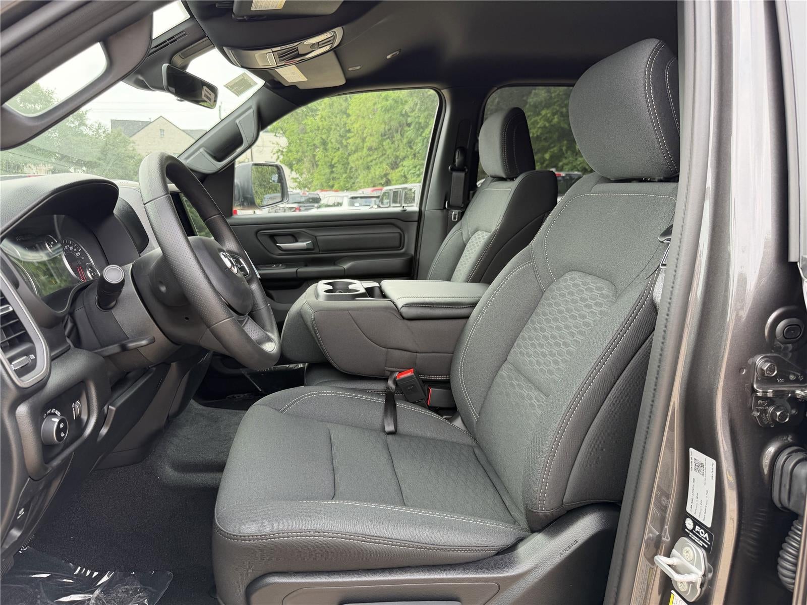 2026 RAM 1500 EXPRESS CREW CAB 4X4 5'7' BOX