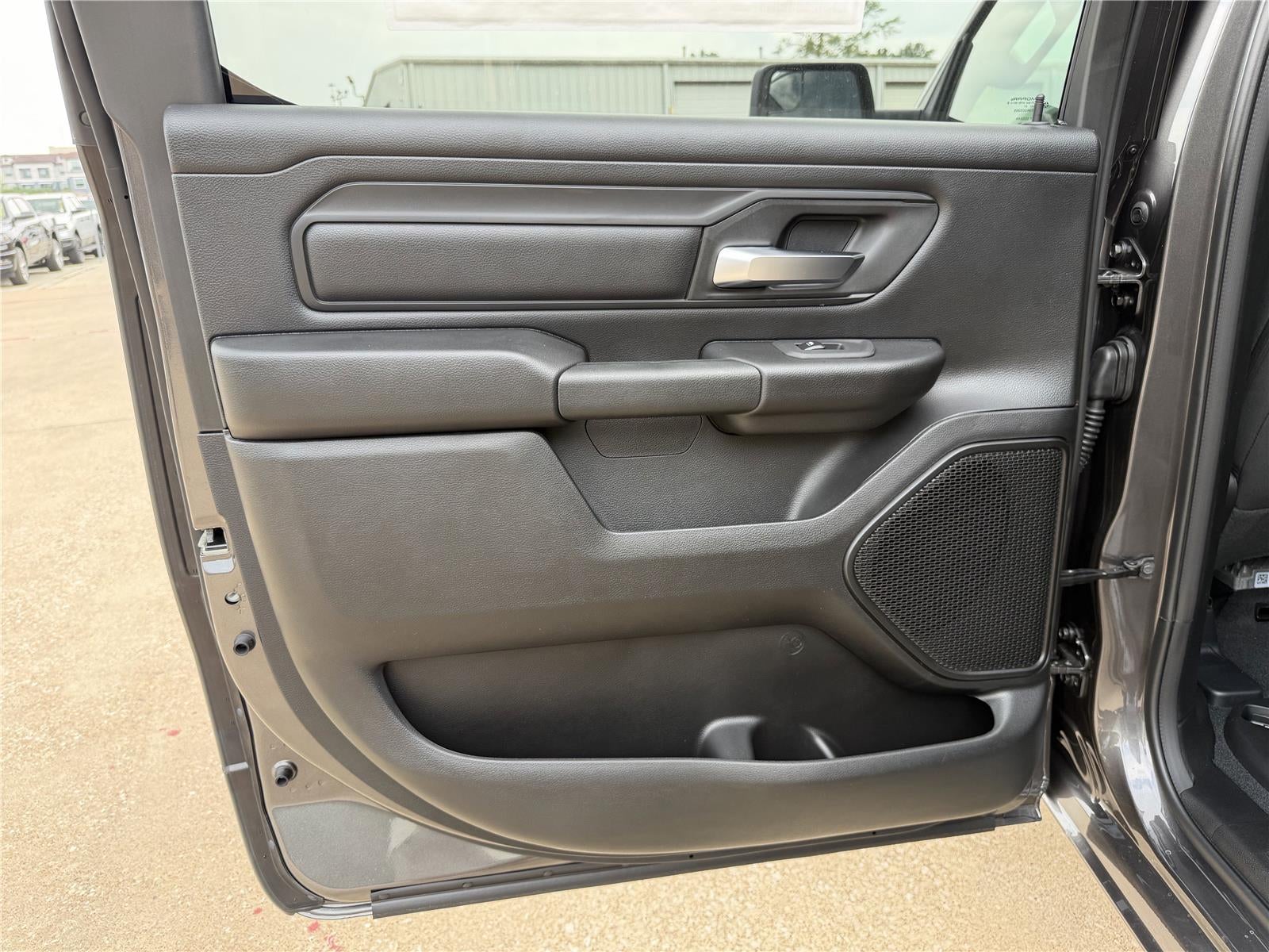 2026 RAM 1500 EXPRESS CREW CAB 4X4 5'7' BOX