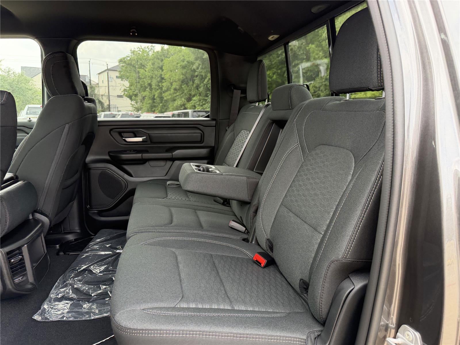 2026 RAM 1500 EXPRESS CREW CAB 4X4 5'7' BOX