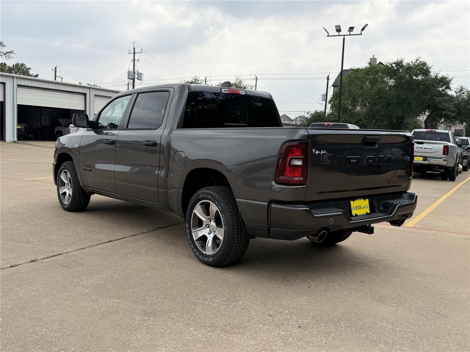 2026 RAM 1500 EXPRESS CREW CAB 4X4 5'7' BOX