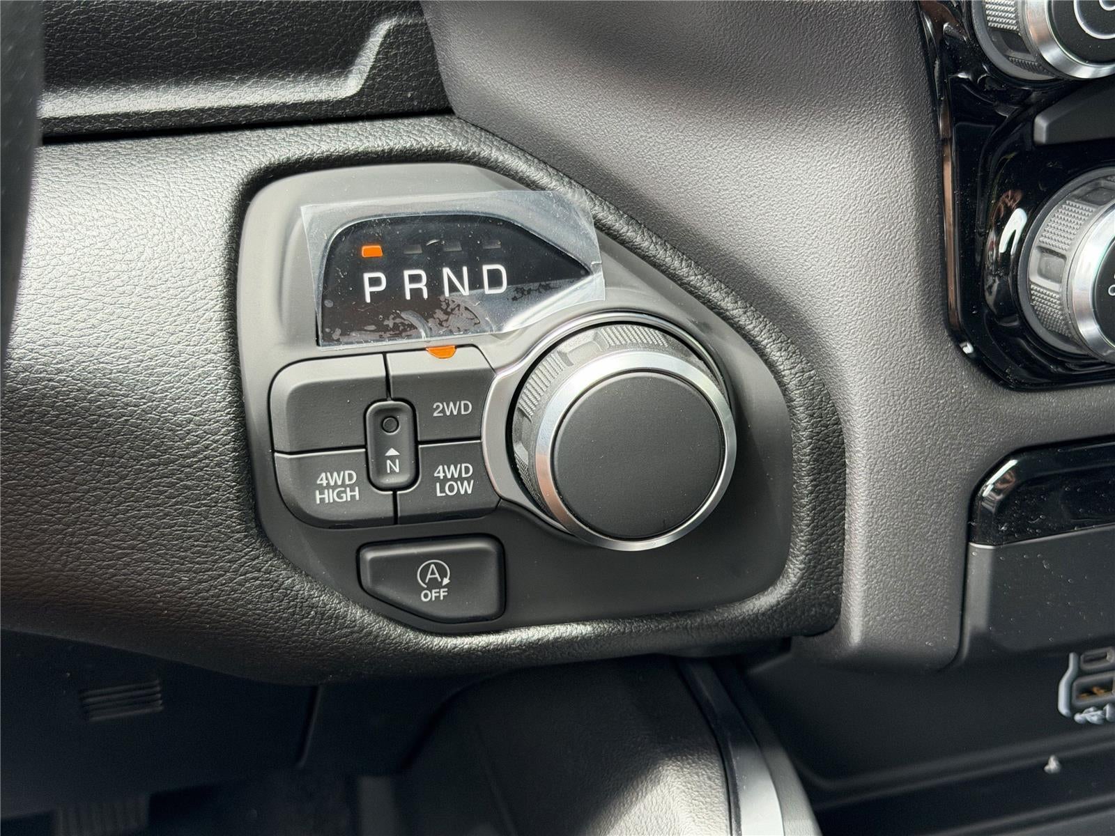 2026 RAM 1500 EXPRESS CREW CAB 4X4 5'7' BOX