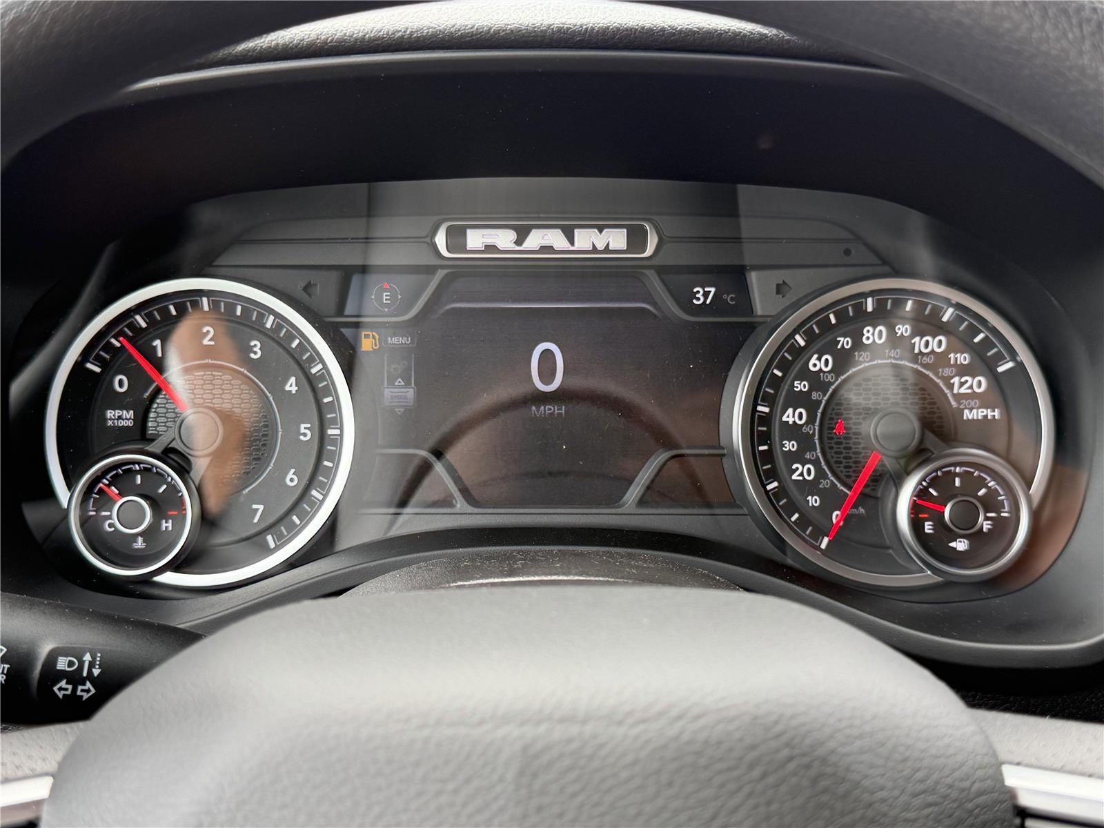 2026 RAM 1500 EXPRESS CREW CAB 4X4 5'7' BOX