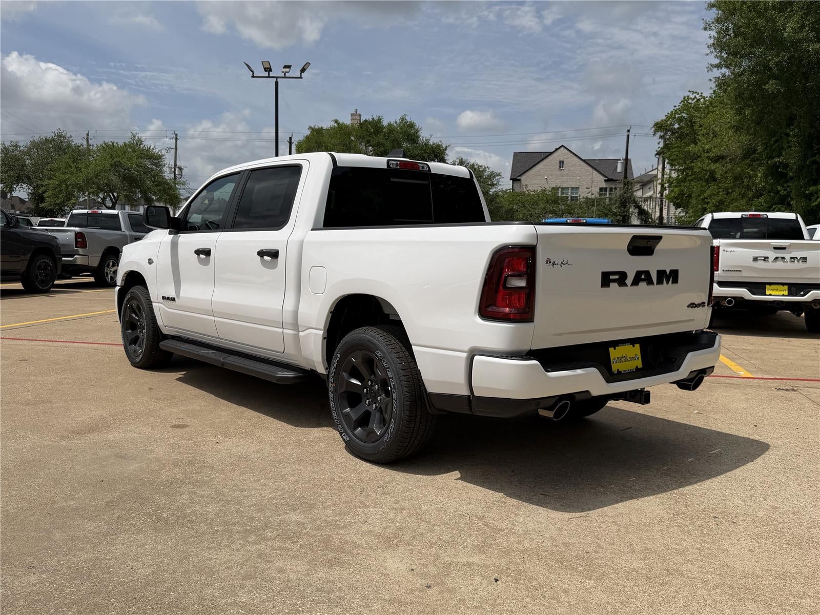 2026 RAM 1500 EXPRESS CREW CAB 4X4 5'7' BOX