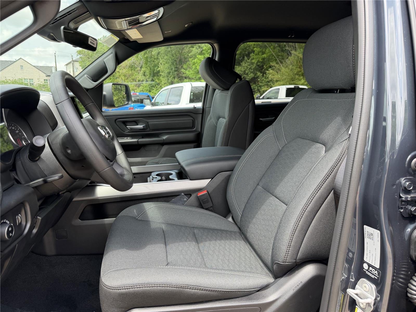 2026 RAM 1500 EXPRESS CREW CAB 4X4 5'7' BOX