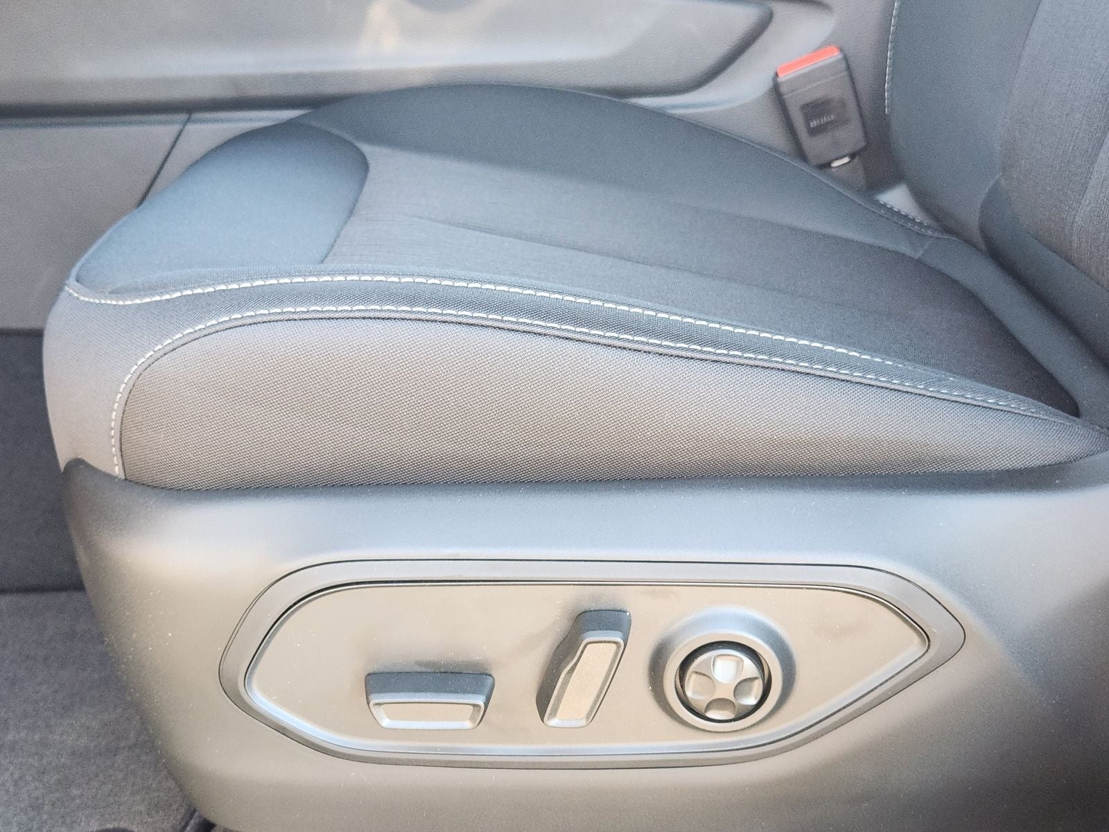 2025 Jeep Grand Cherokee GRAND CHEROKEE LAREDO X 4X2