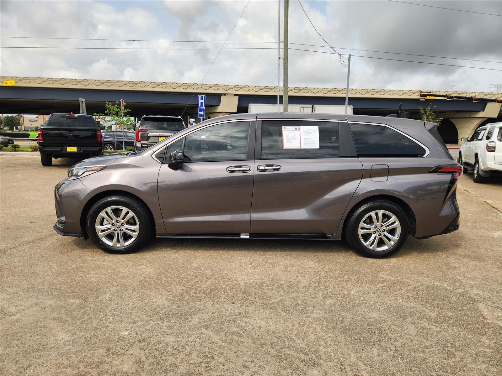 2022 Toyota Sienna XSE 7 Passenger