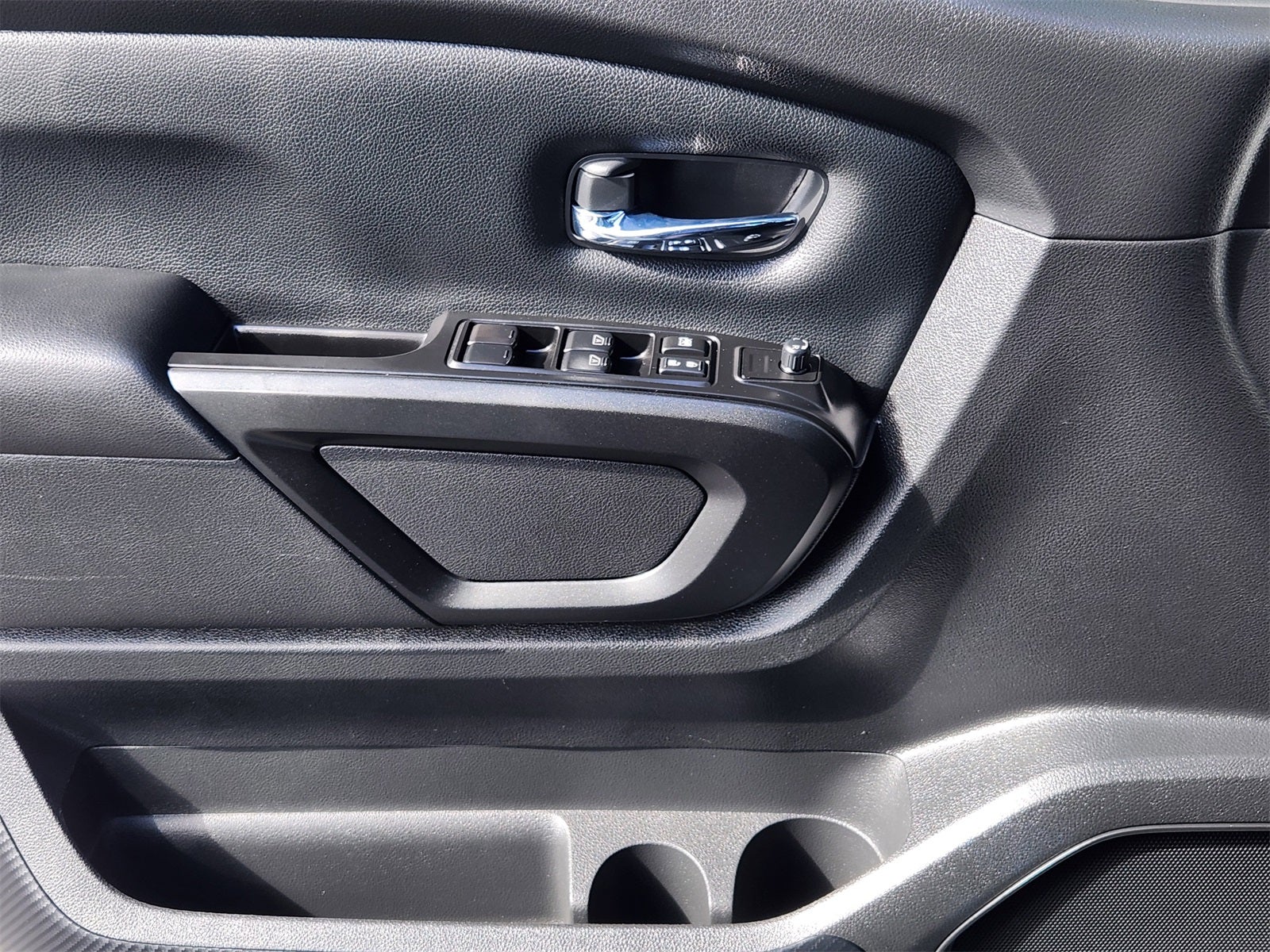 2023 Nissan Titan SV