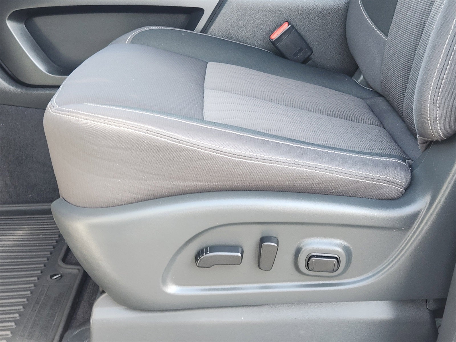 2023 Nissan Titan SV