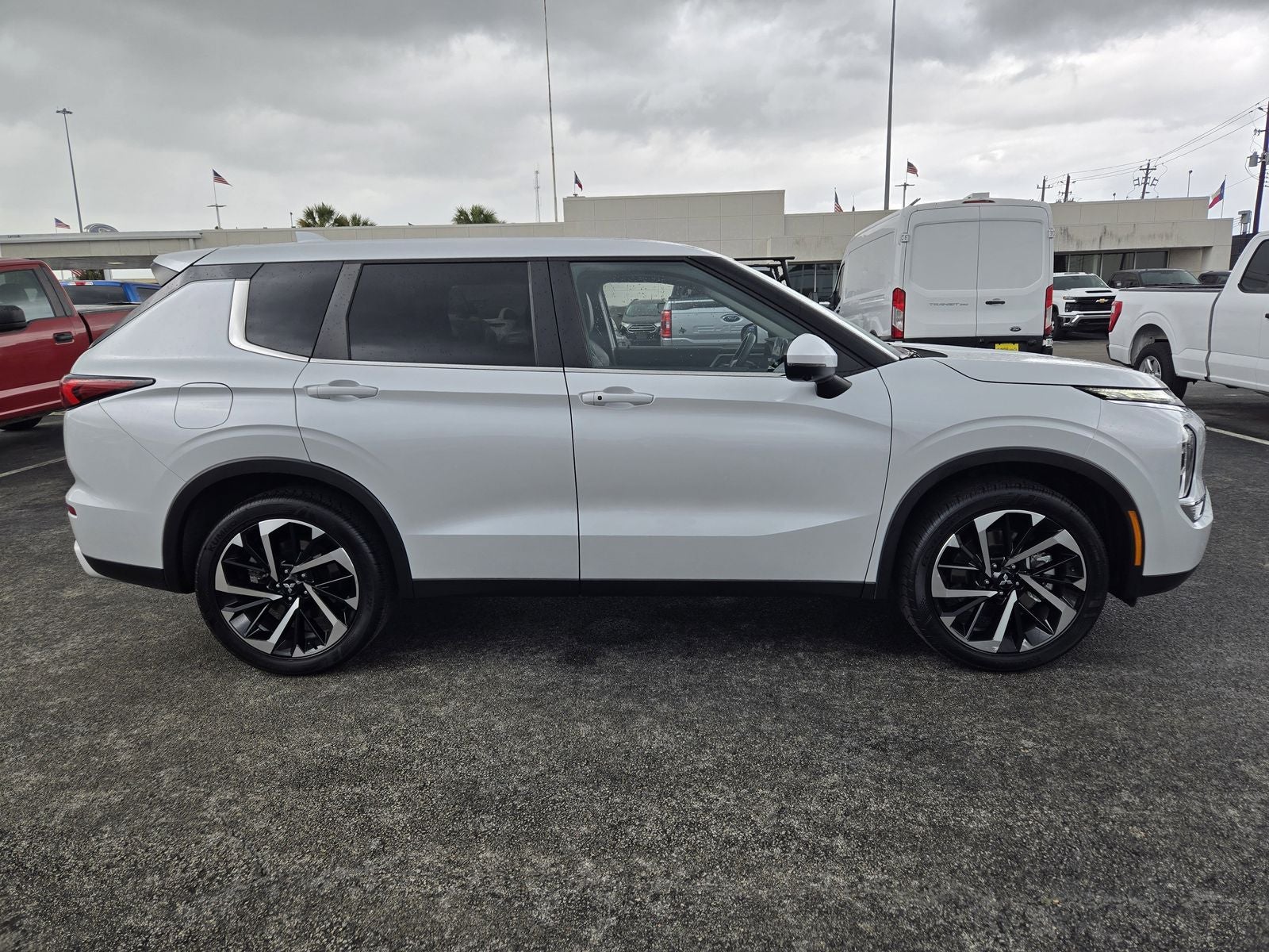 2024 Mitsubishi Outlander SE