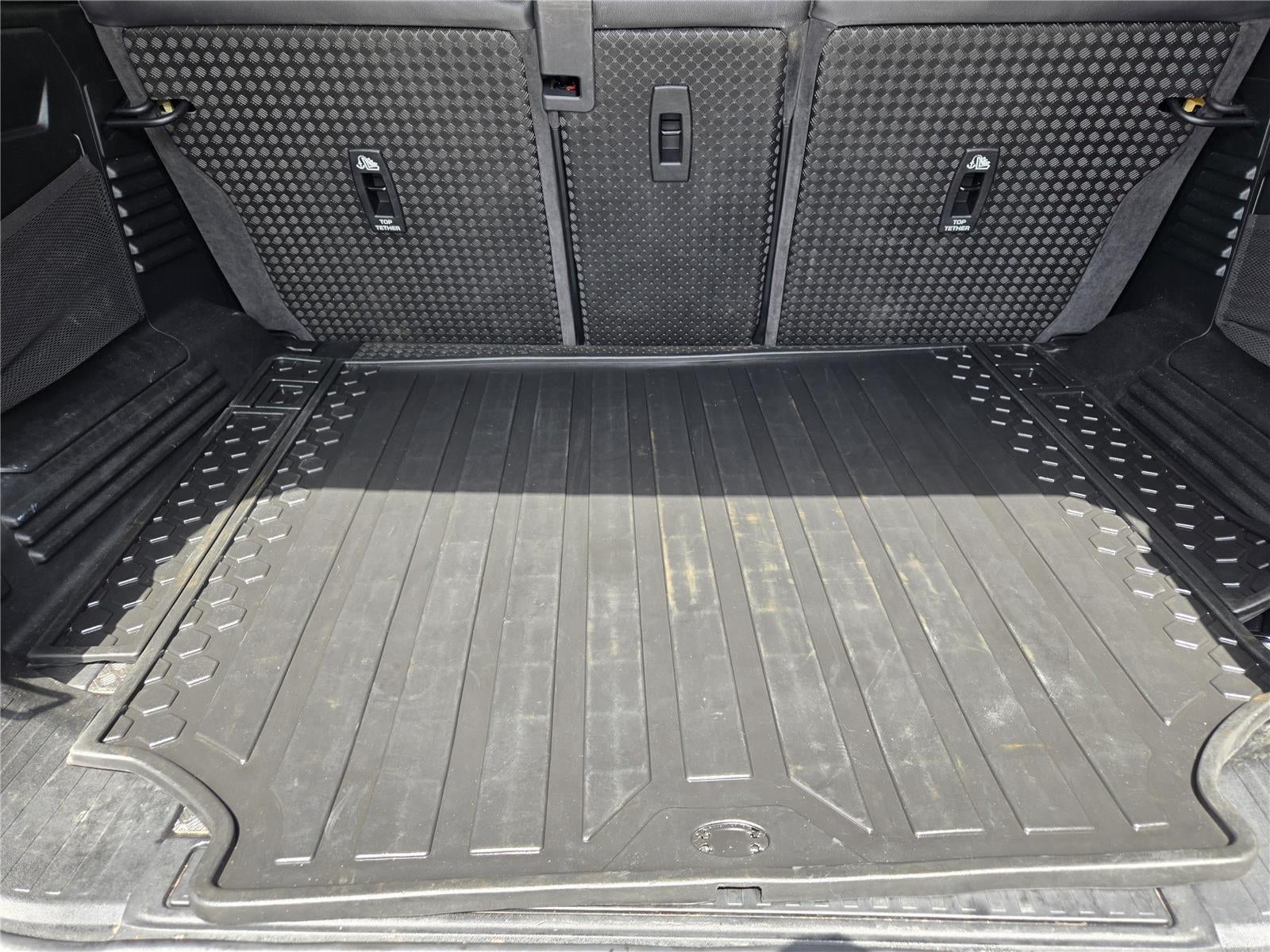 2020 Land Rover Defender SE