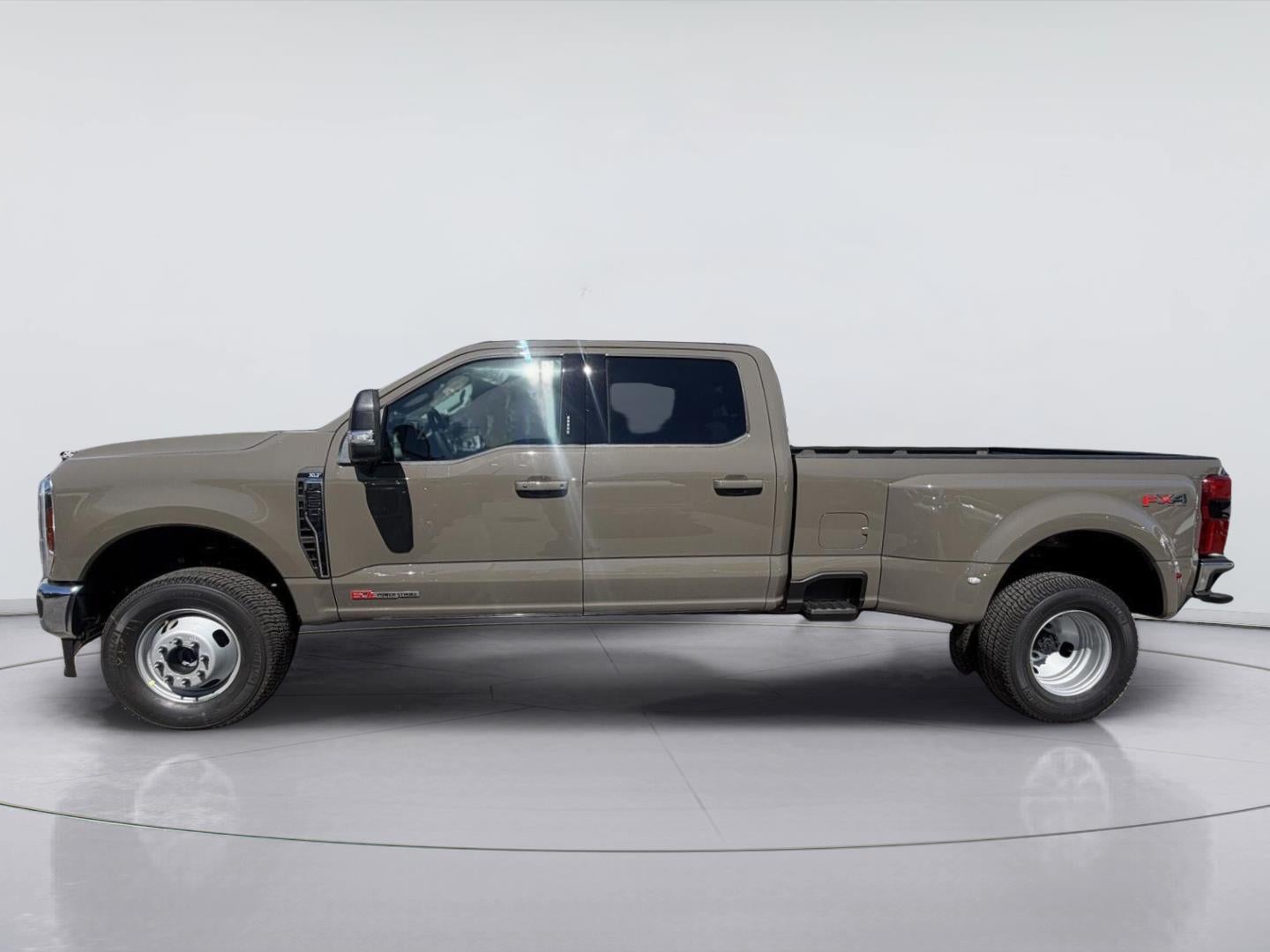 2027 Ford Super Duty F-350 DRW XLT