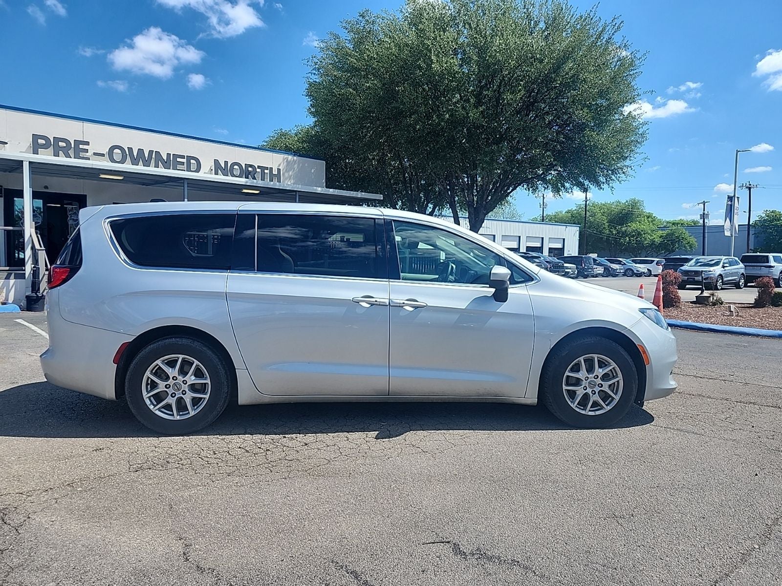 2023 Chrysler Voyager LX