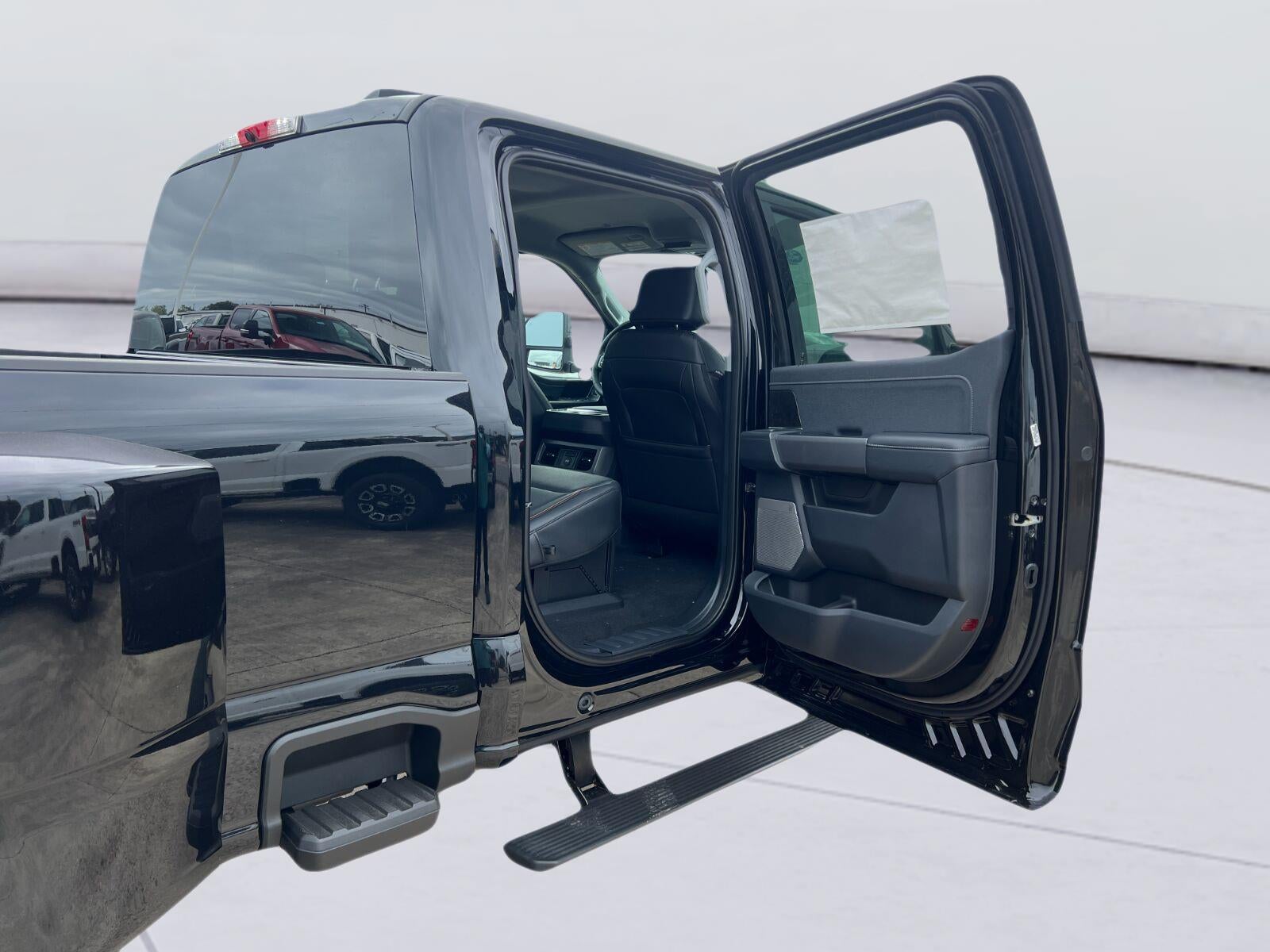 2027 Ford Super Duty F-350 DRW Lariat