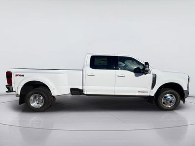 2027 Ford Super Duty F-350 DRW Lariat