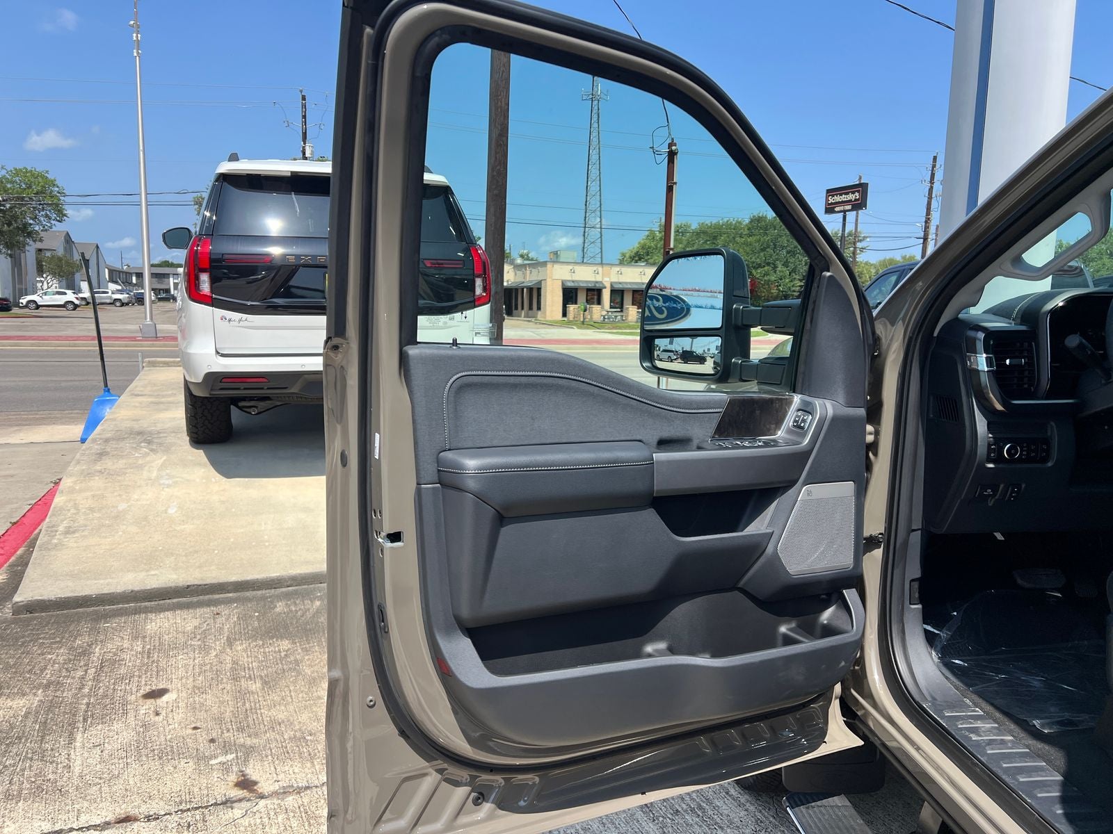 2026 Ford F-350SD Lariat DRW