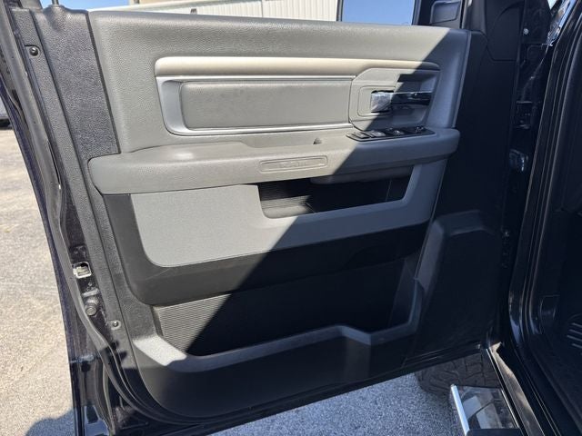 2019 RAM 1500 Classic SLT Crew Cab 4x2 6'4' Box