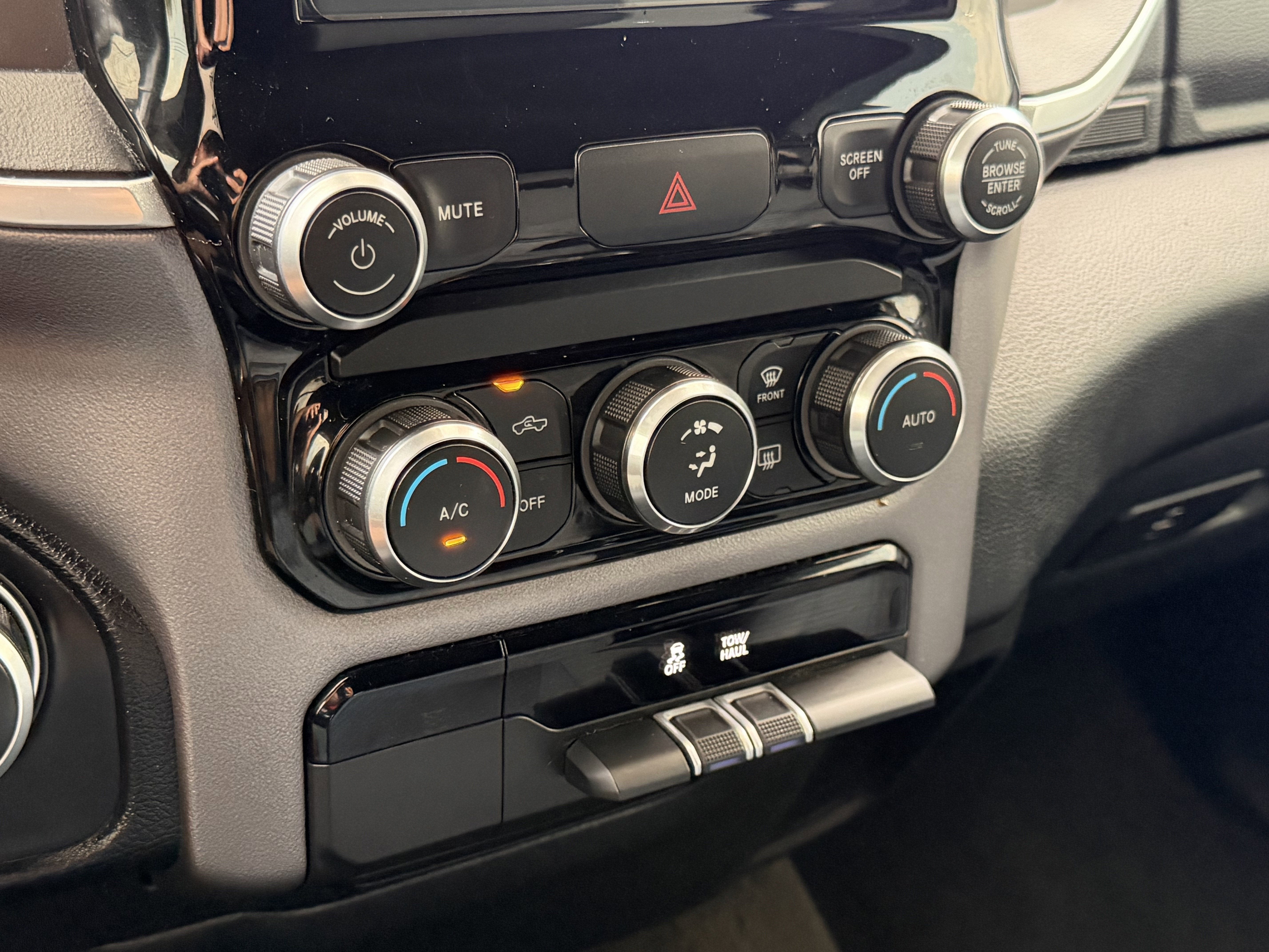 2022 RAM 1500 Big Horn Crew Cab 4x4 6'4' Box
