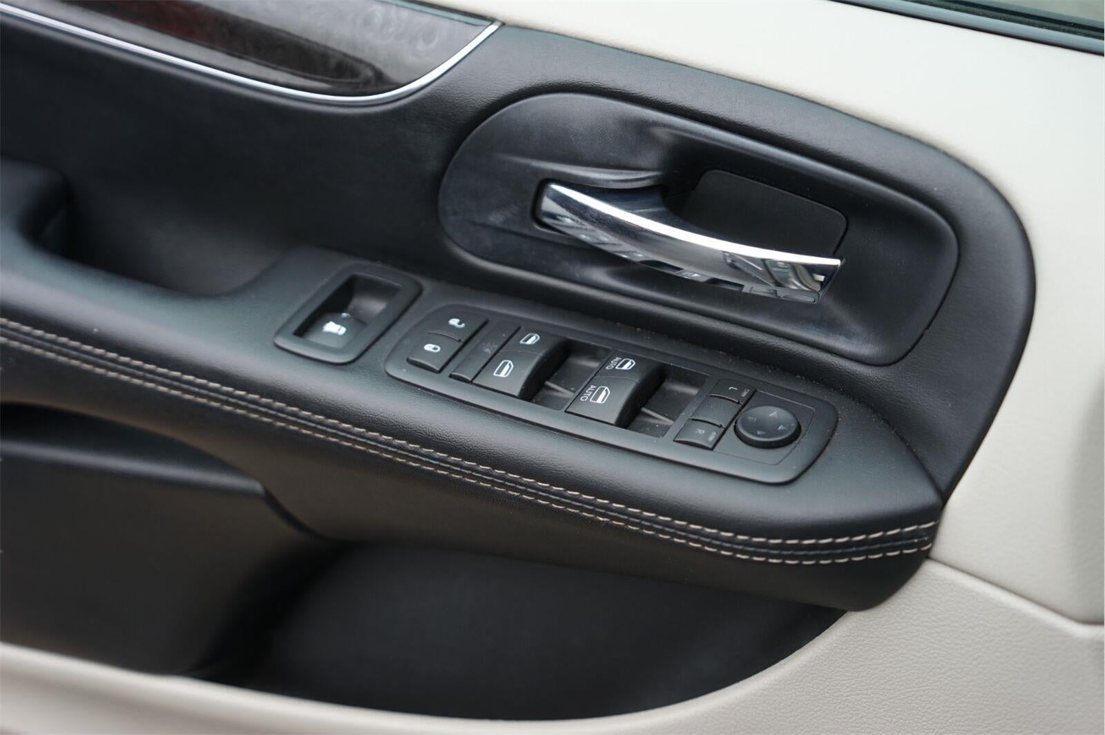 2016 Chrysler Town & Country Touring