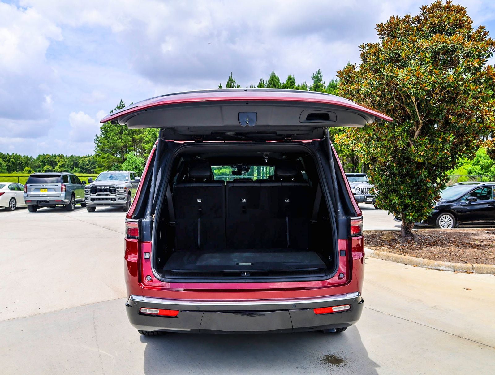 2023 Jeep Wagoneer Base