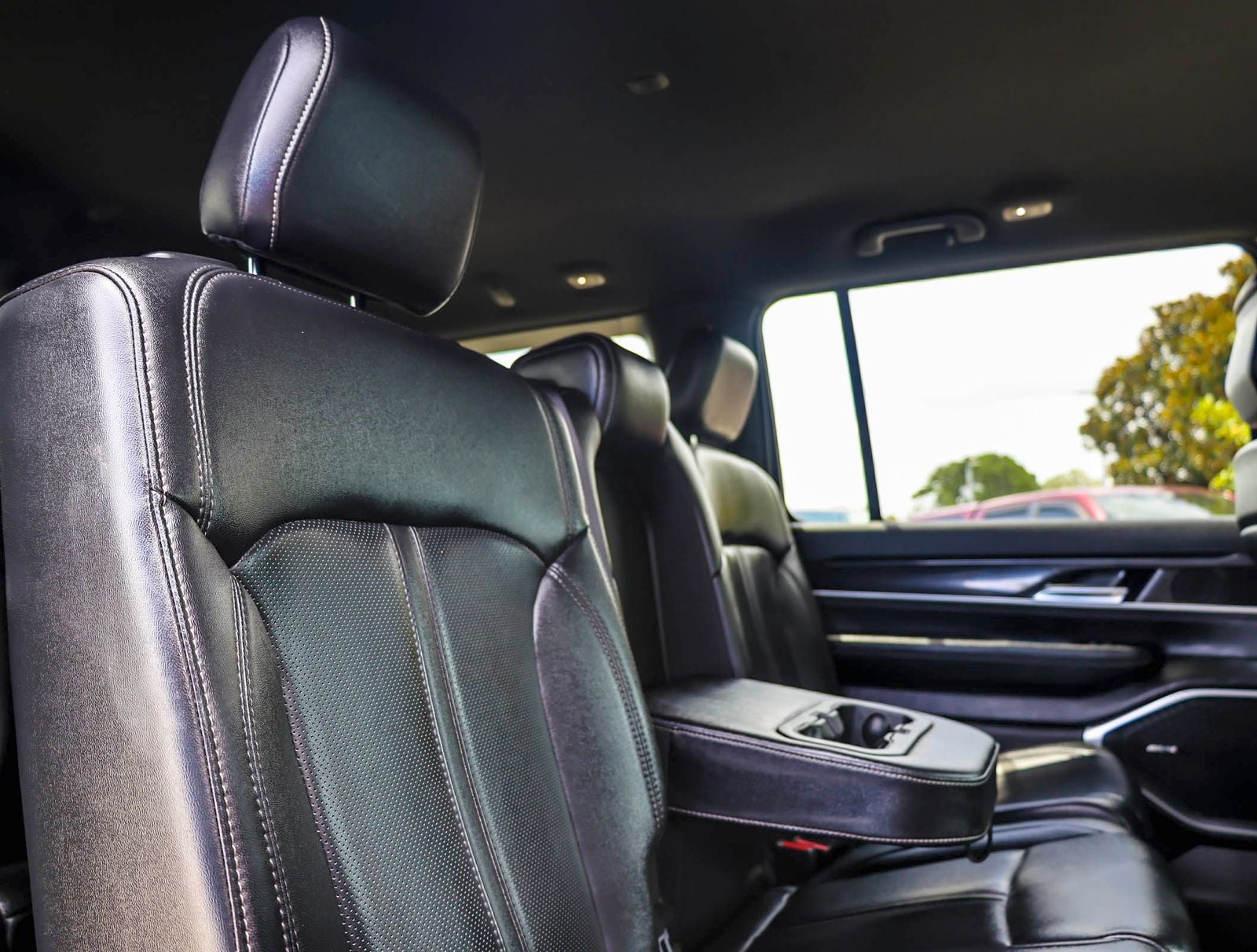 2023 Jeep Wagoneer Base