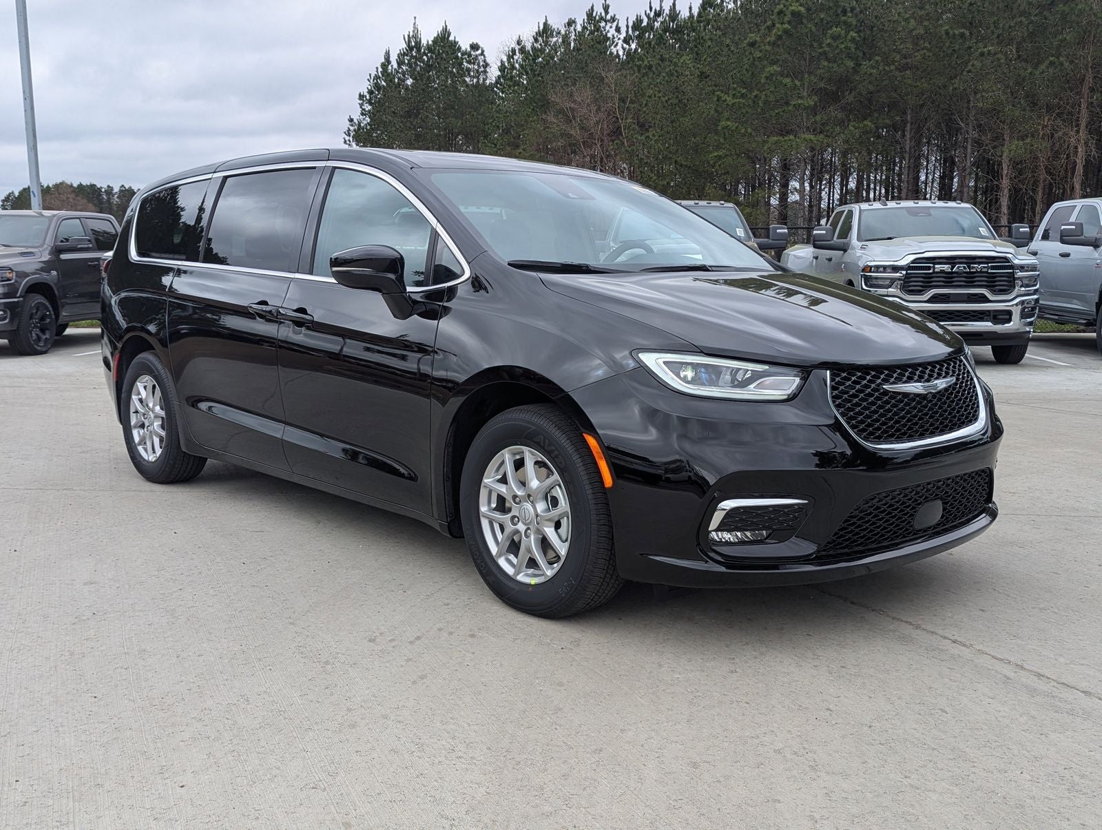 2026 Chrysler Pacifica Select