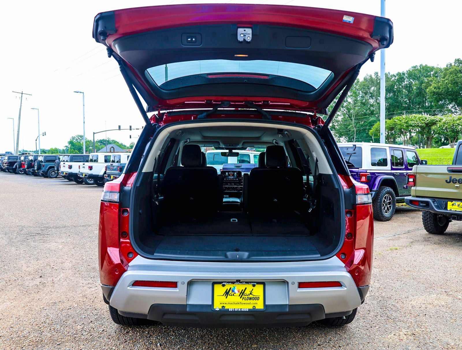 2023 Nissan Pathfinder SL Premium