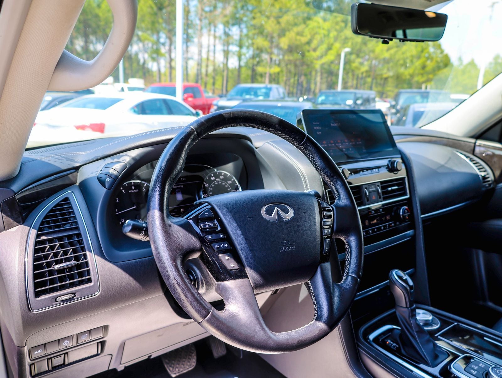 2024 INFINITI QX80 LUXE