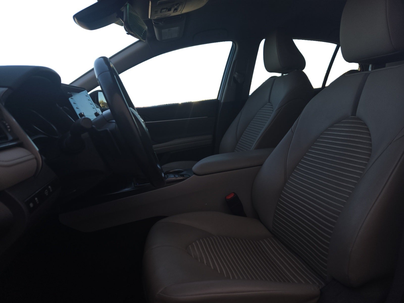 2022 Toyota Camry Hybrid SE