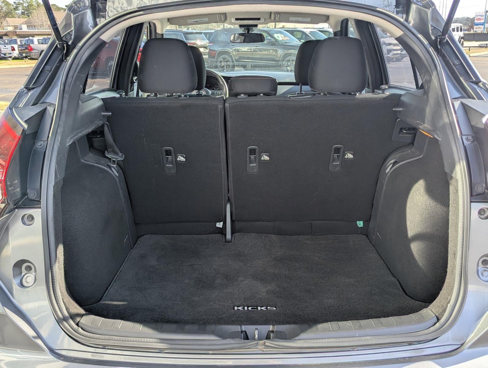 2023 Nissan Kicks SR