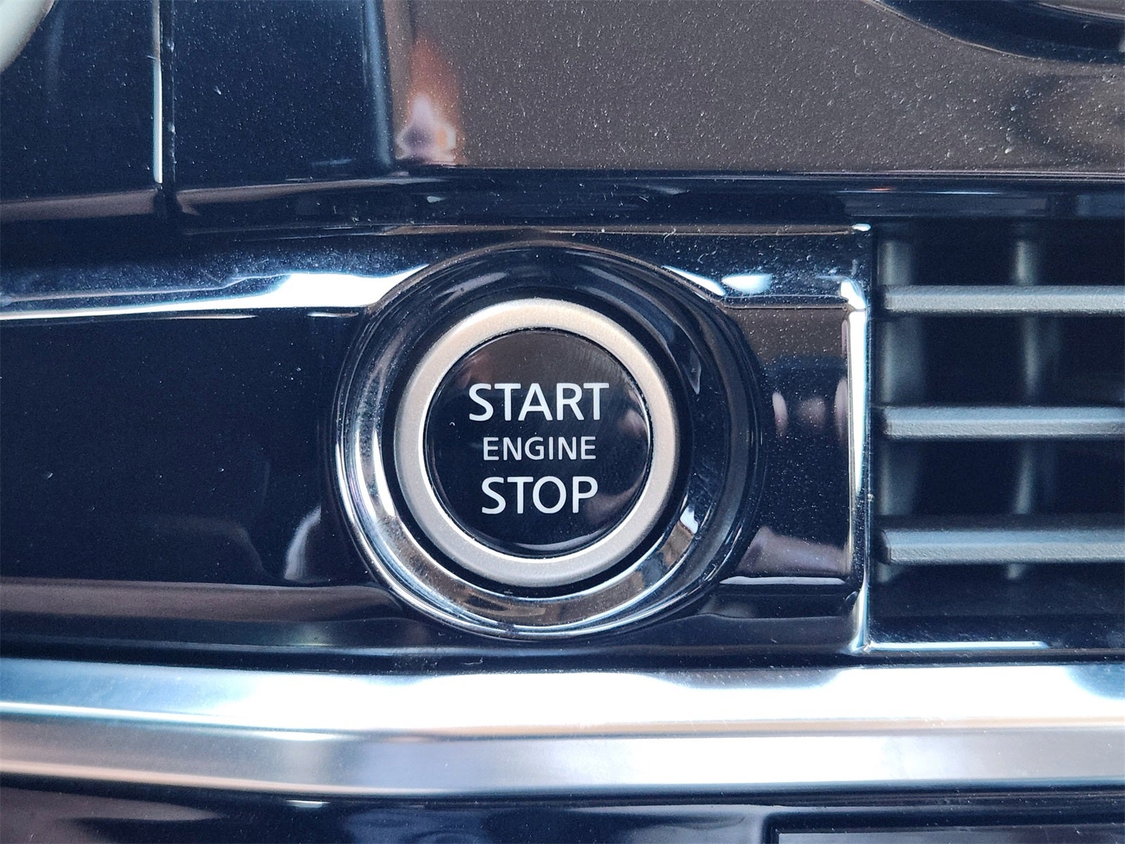 2023 Nissan Pathfinder SV