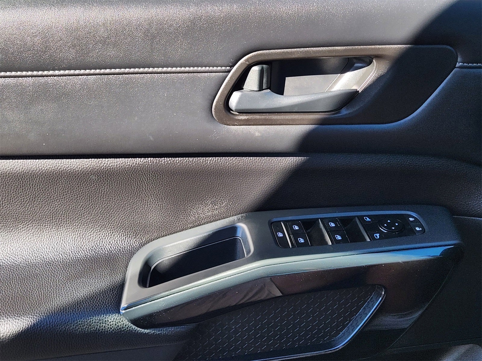 2023 Nissan Pathfinder SV