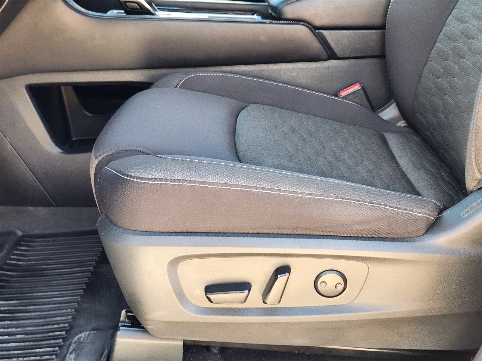 2023 Nissan Pathfinder SV