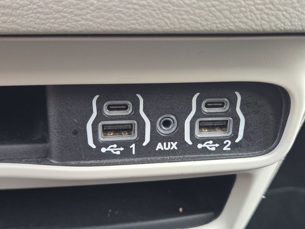 2024 Chrysler Voyager LX