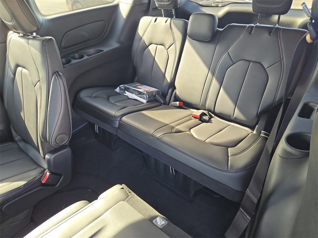 2025 Chrysler Voyager LX