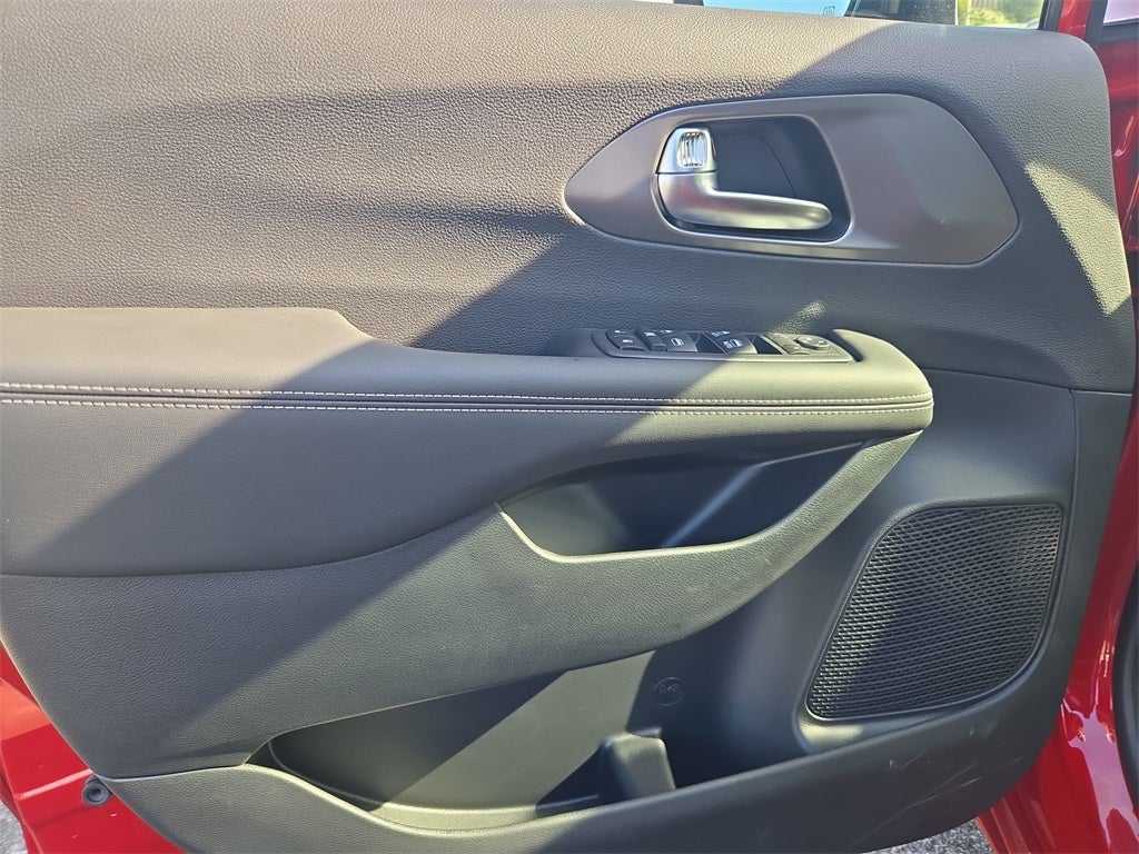 2025 Chrysler Voyager LX