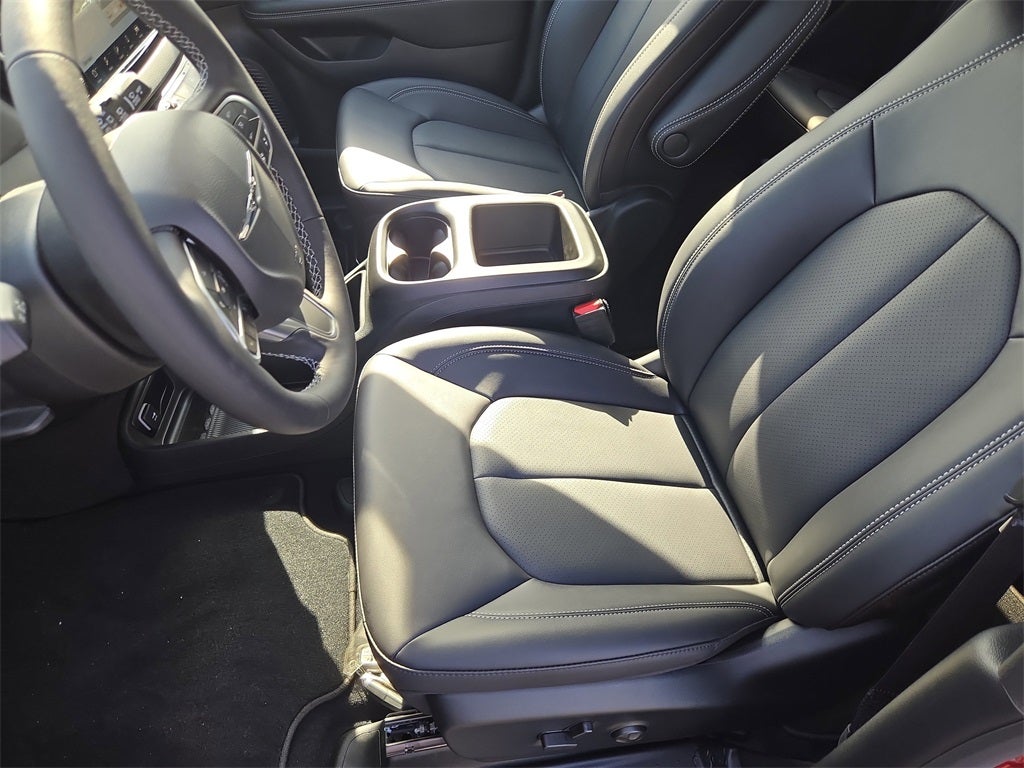 2025 Chrysler Voyager LX