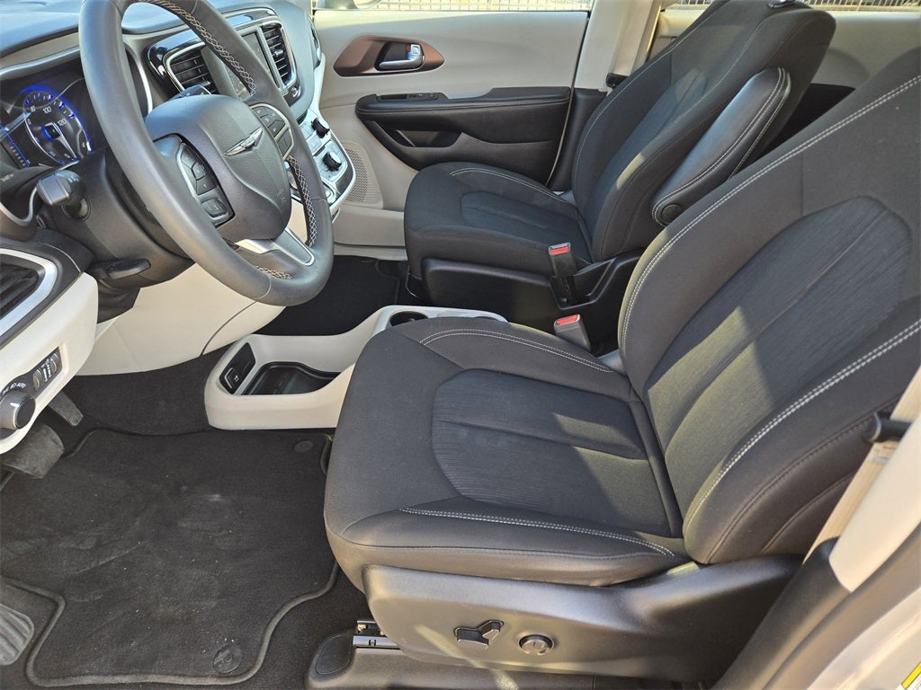 2024 Chrysler Voyager LX