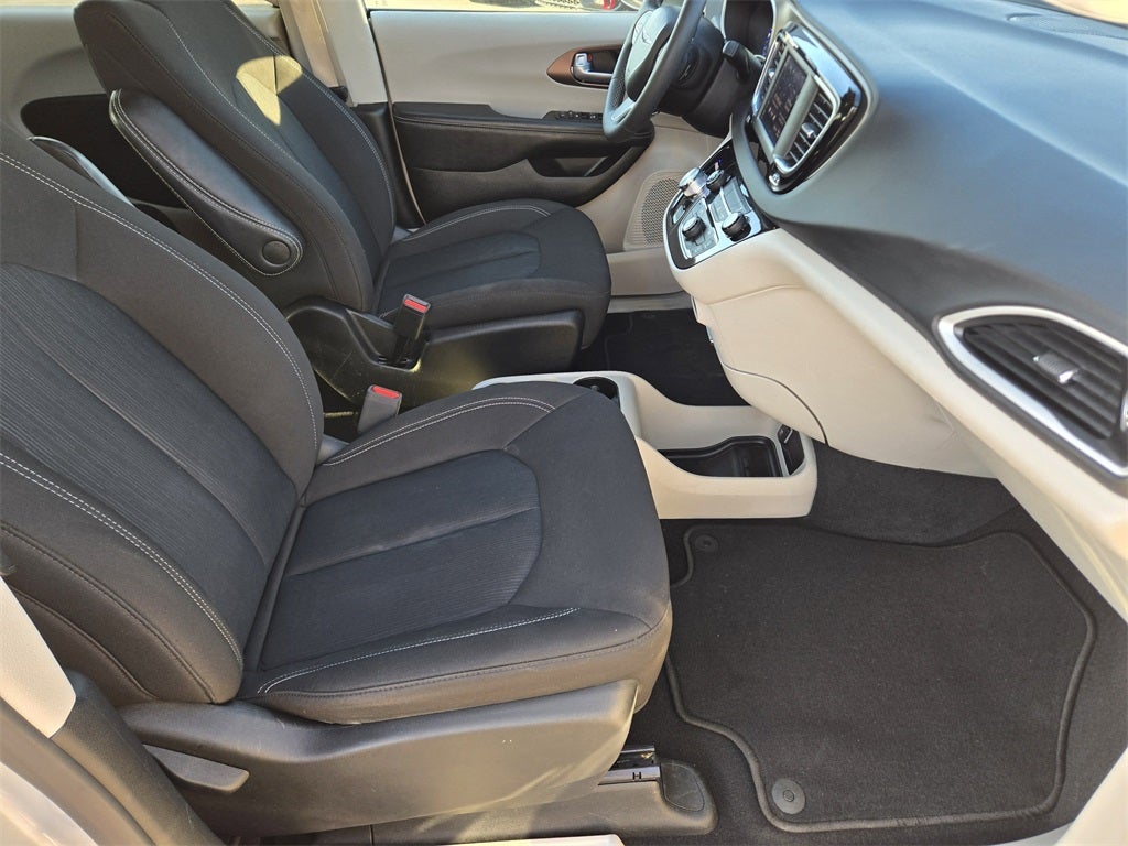 2024 Chrysler Voyager LX