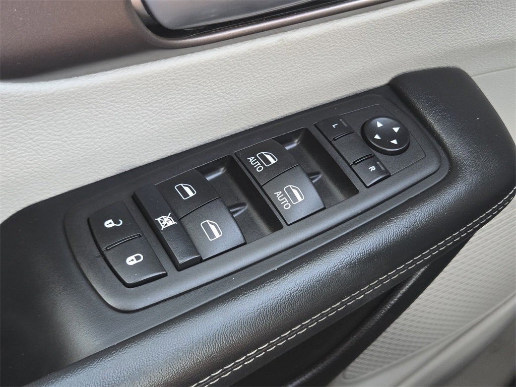 2024 Chrysler Voyager LX