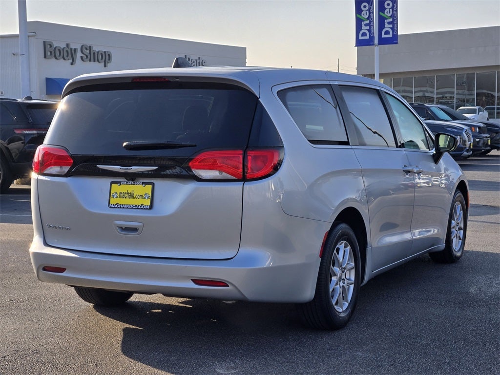 2024 Chrysler Voyager LX