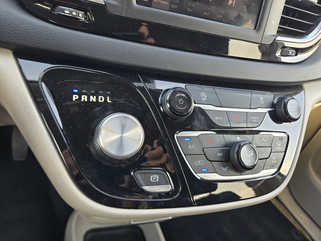 2023 Chrysler Voyager LX